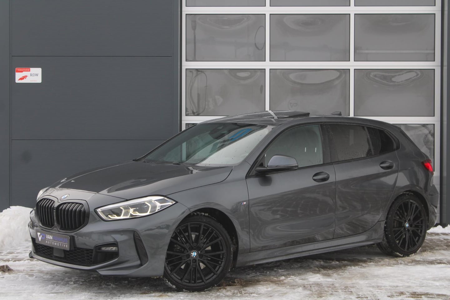 BMW 1-serie - 118i M-Sport Shadow | Pano | 19 '' | HIFI | Ambient - AutoWereld.nl