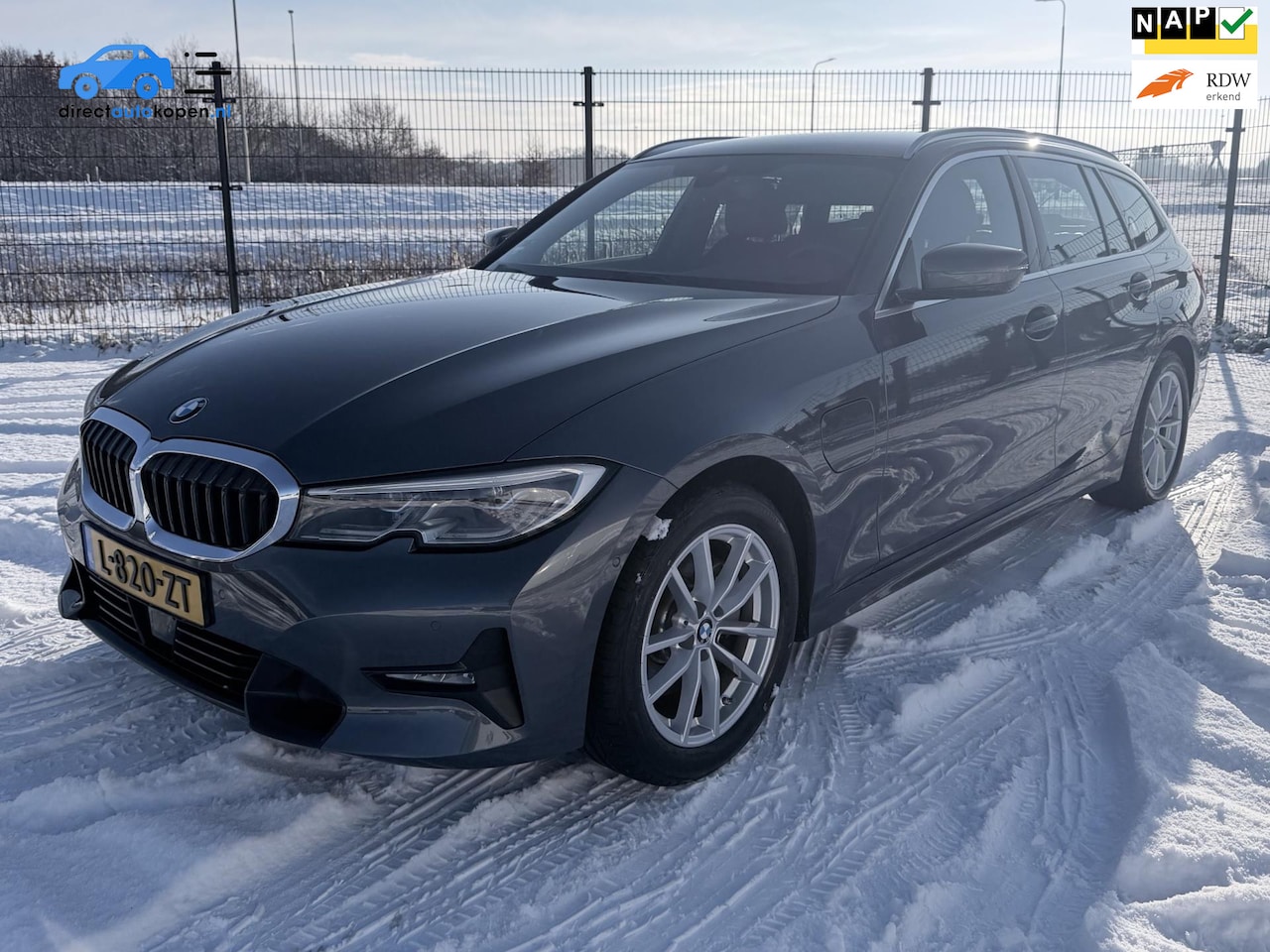BMW 3-serie Touring - 320e Business Edition Plus | Carplay | Sportstoelen | EL trekhaak | Full Leder | - AutoWereld.nl