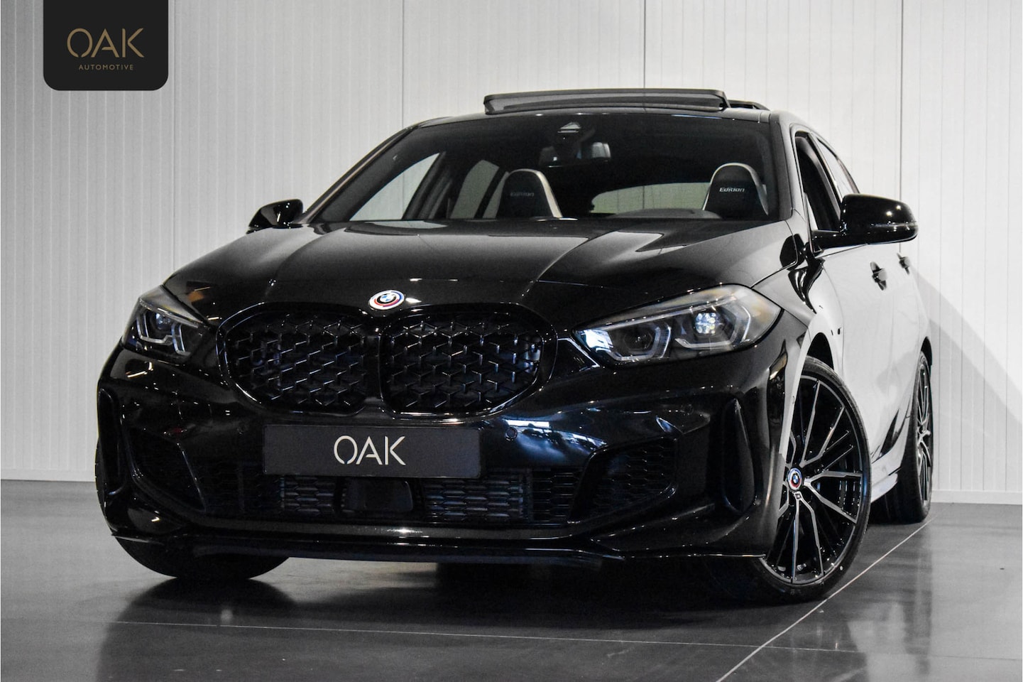 BMW 1-serie - M135i xDrive | Live Cockpit | Panorama | Schaalstoelen | Memory | H&K | Head-Up | ACC | 19 - AutoWereld.nl