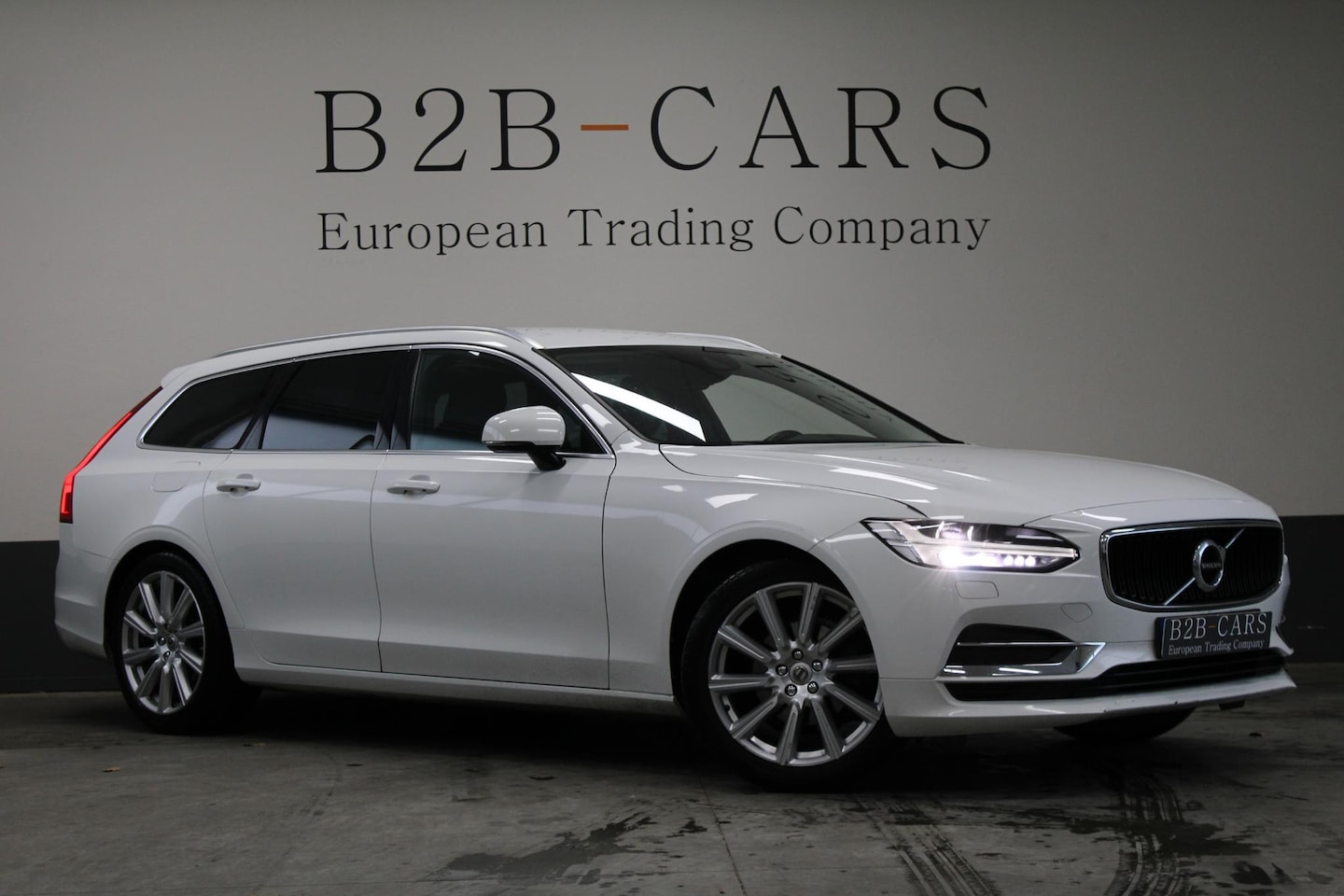 Volvo V90 - 2.0 D3 Momentum LED - Navigatie - AutoWereld.nl