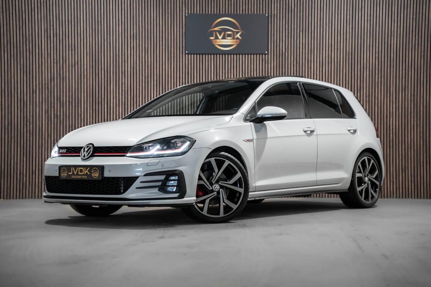 Volkswagen Golf - 2.0 TSI GTI Performance DSG PANO LED - AutoWereld.nl