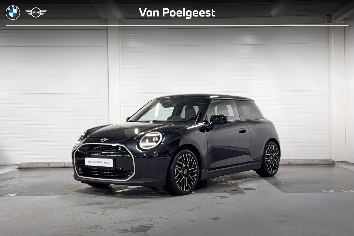 MINI Mini-Electric - Cooper SE Favoured M | Panoramadak | Stoelverwarming | Favoured - AutoWereld.nl