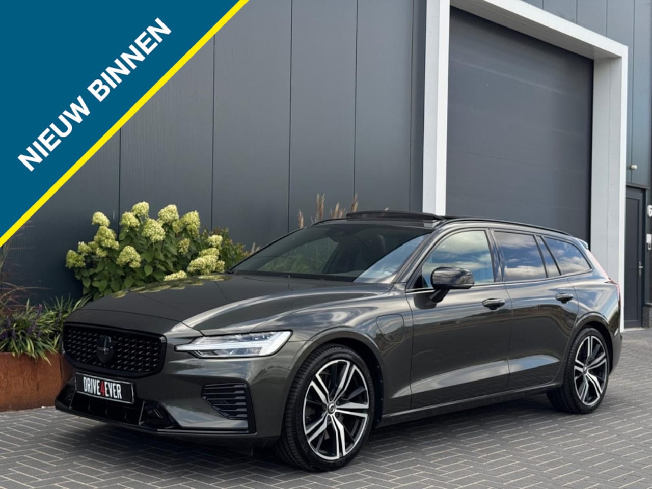 Volvo V60 - 2.0 T8 TE AWD R-Des. 392pk PANO CR CONTROL NAVI ECC - AutoWereld.nl