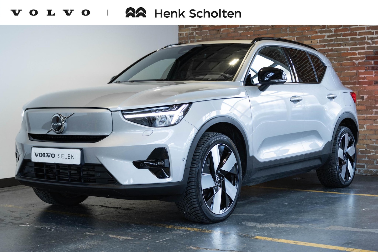 Volvo XC40 - Single Motor Extended Range Ultimate 82 kWh | Panoramadak | Stoelverwarming | 360° Parkeer - AutoWereld.nl