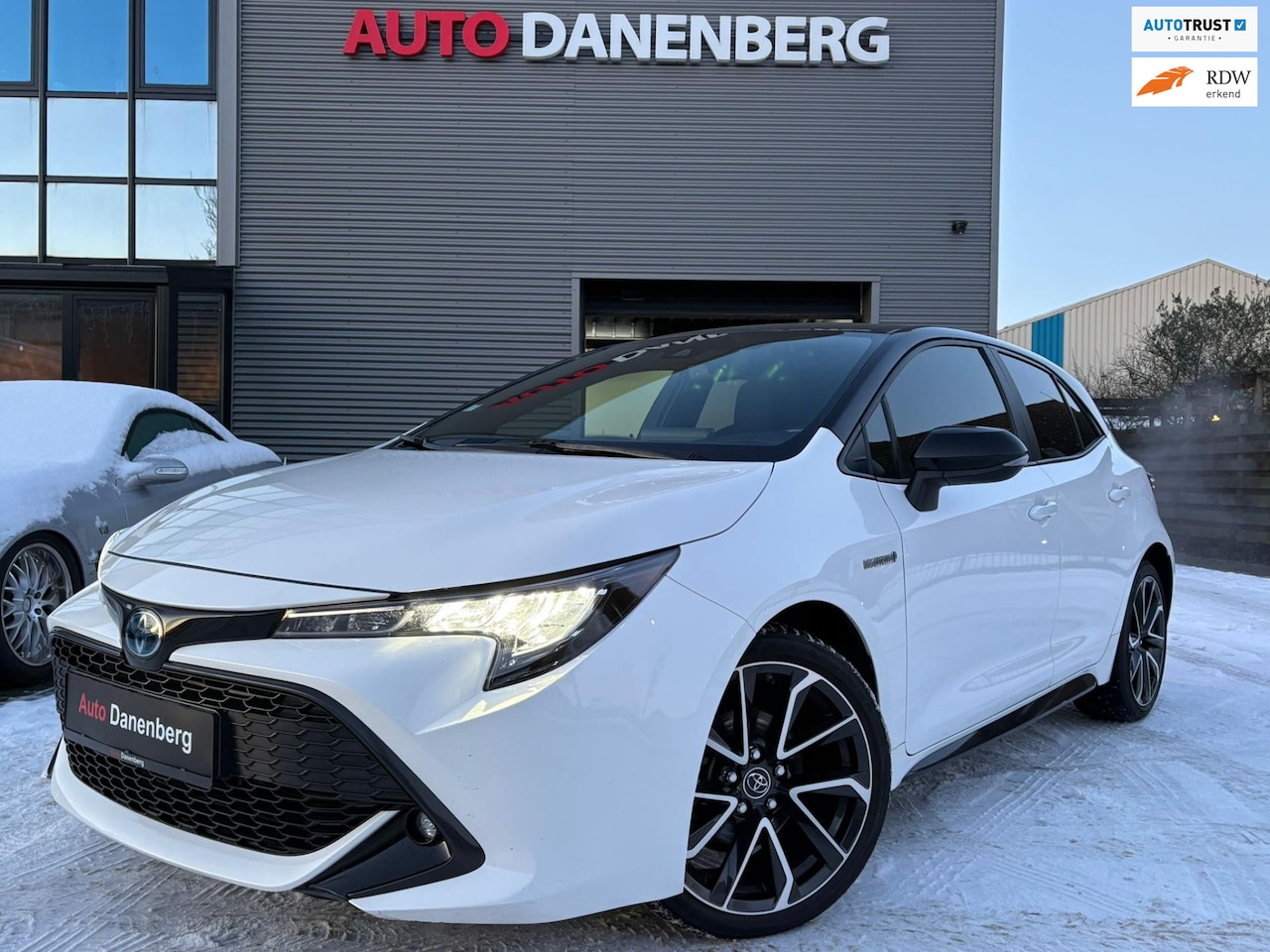 Toyota Corolla - 1.8 Hybrid Sport 6-12 M GARANTIE - AutoWereld.nl