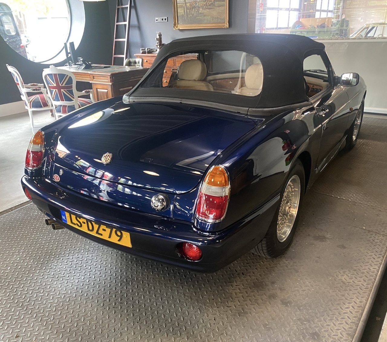 MG RV8 - 4.0 V8 4.0 V8, NL auto, 1 owner - AutoWereld.nl