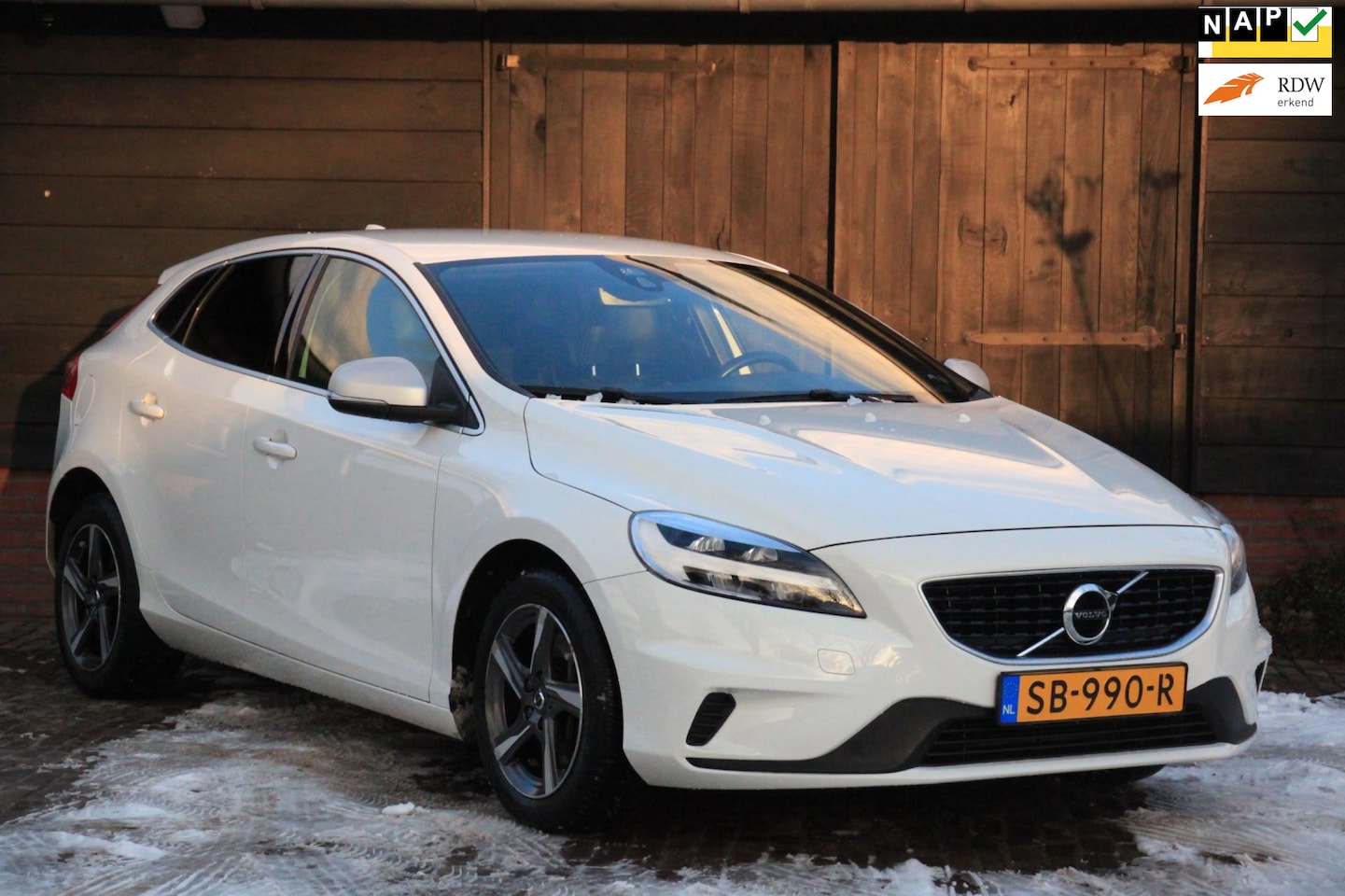 Volvo V40 - 2.0 D3 Business Sport R Design/Navigatie/Parkeersensor/Trekhaak afneembaar - AutoWereld.nl