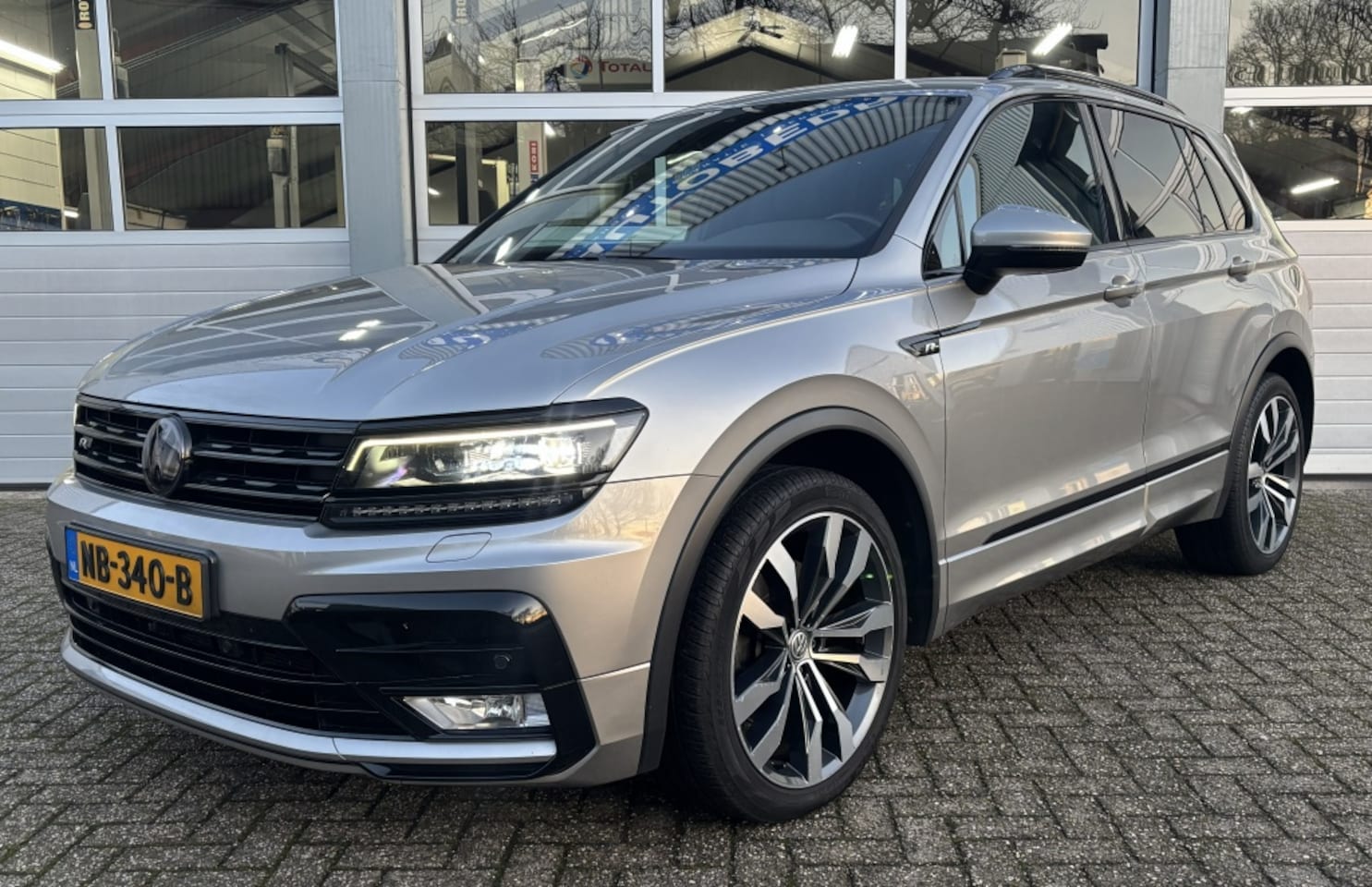 Volkswagen Tiguan - 2.0 TSI R-Line/4M/220pk/Pano/Virtual/Leder/Trekhaak/Camera/Vol - AutoWereld.nl