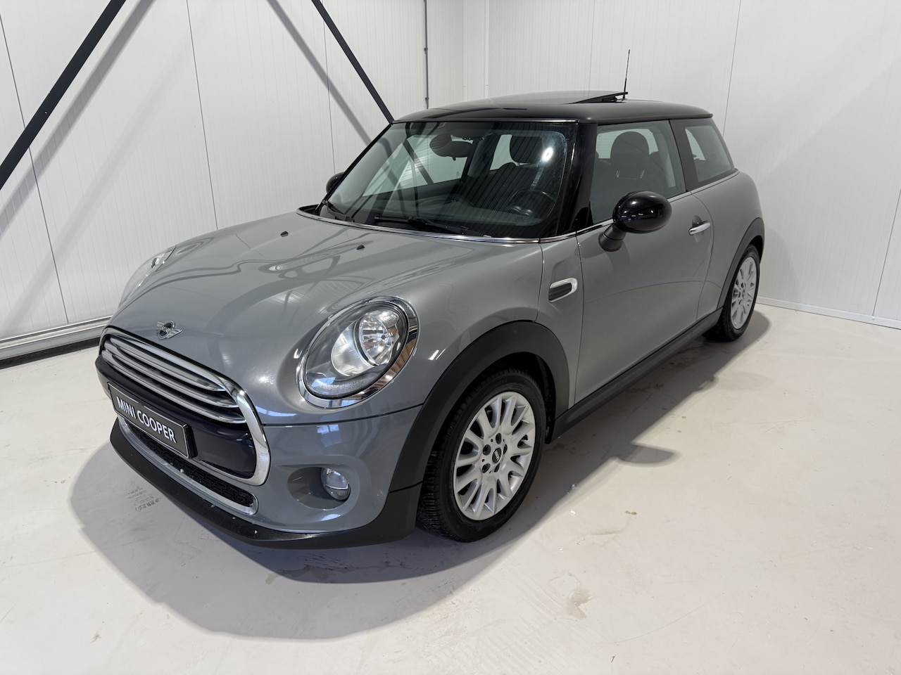 MINI Cooper - Mini 1.5 Pepper. Leer,Panoramadak,stoelverw. Moonwalk grey !! - AutoWereld.nl