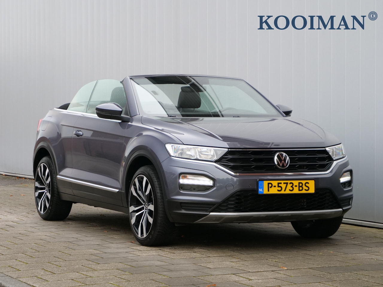 Volkswagen T-Roc Cabrio - 1.0 TSI 110pk Style Navigatie / 19 Inch / Stoelverwarming / Trekhaak - AutoWereld.nl