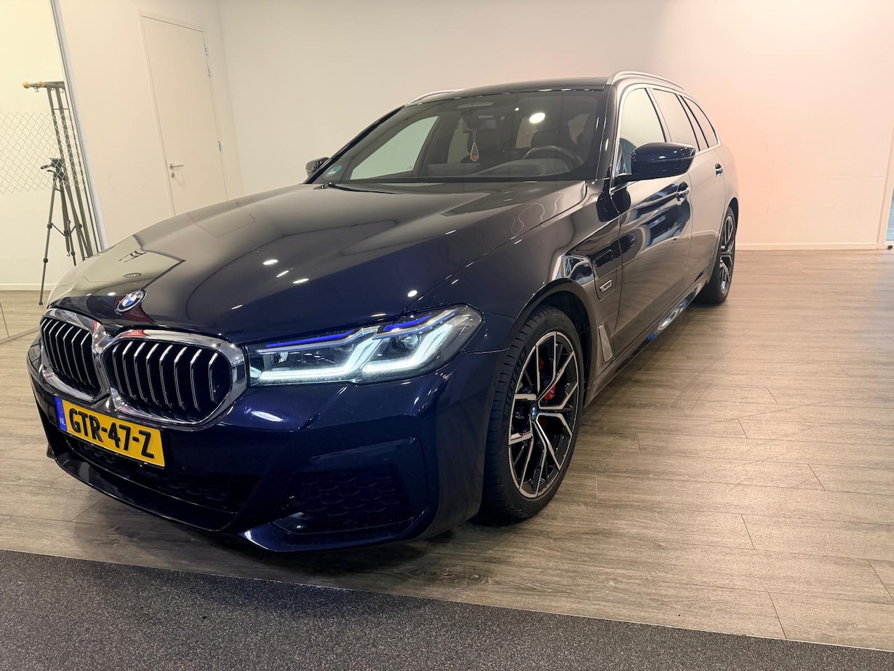 BMW 5-serie Touring - 530e xDrive High Executive Pano I Laserlicht I Leder I M-sport I Sfeer I Display key - AutoWereld.nl