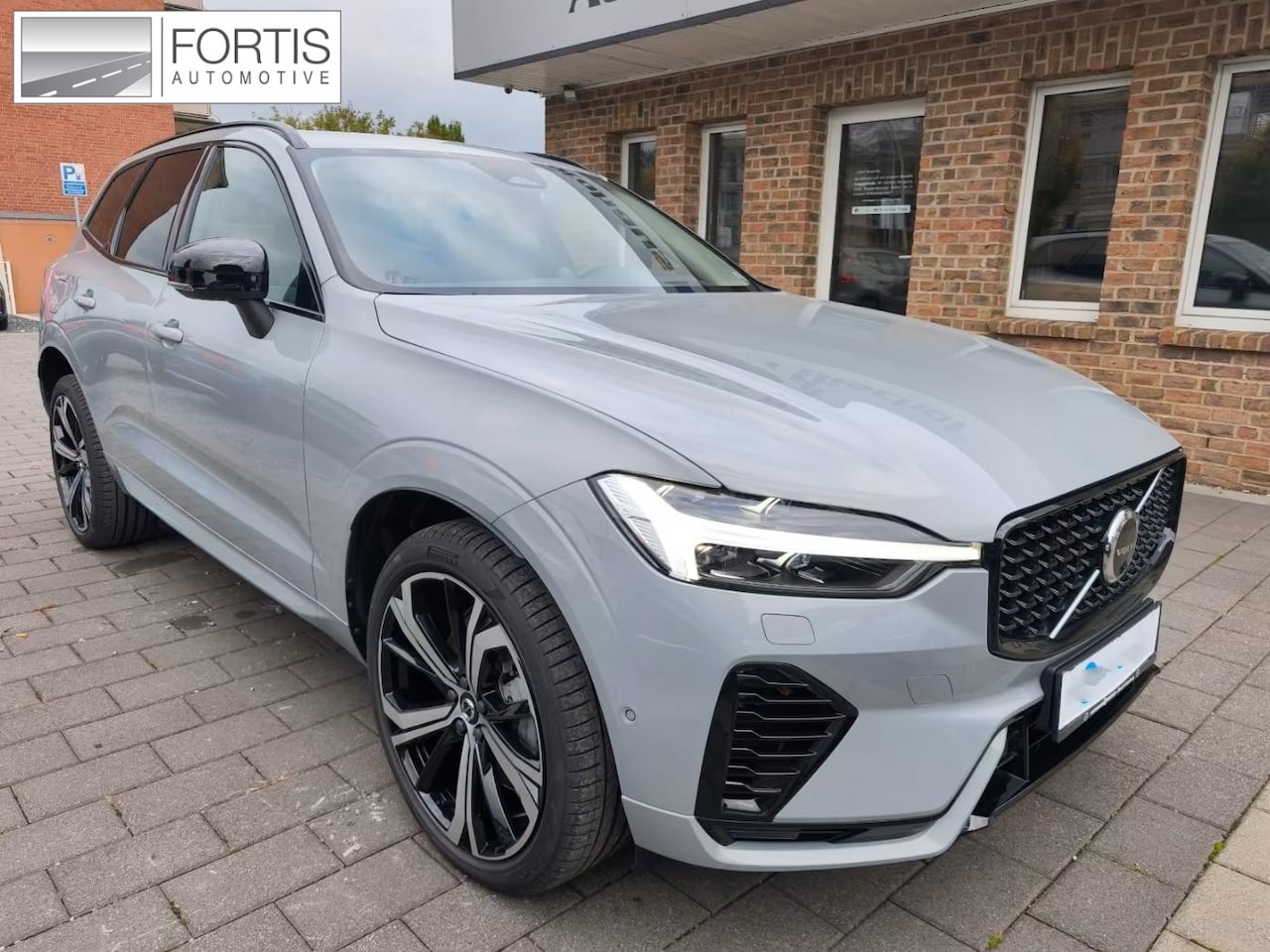 Volvo XC60 - 2.0 T8 Plug-in hybrid AWD Plus Dark (335kW/455PK) FULL OPTION ** 1e EIG - Ex VOLVO - € 25. - AutoWereld.nl