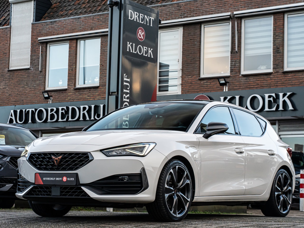 CUPRA Leon - 1.4 e-Hybrid VZ PANO 19 INCH BLACK OPTIC STUURWIELVERW - AutoWereld.nl