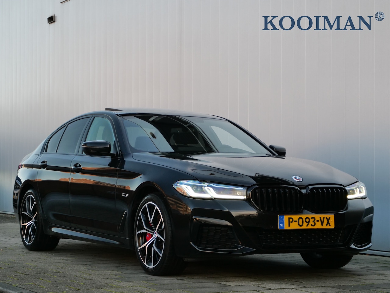 BMW 5-serie - 520e Business Edition Plus 204 Pk Automaat Navi / Leer / Schuidak / Camera / Apple Carplay - AutoWereld.nl