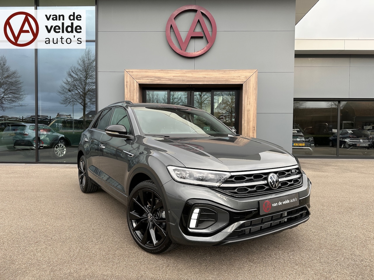 Volkswagen T-Roc - 1.5 TSI 150pk R-Line | Black style | Camera | Trekhaak | Dode hoek | Keyless | Rijklaar in - AutoWereld.nl
