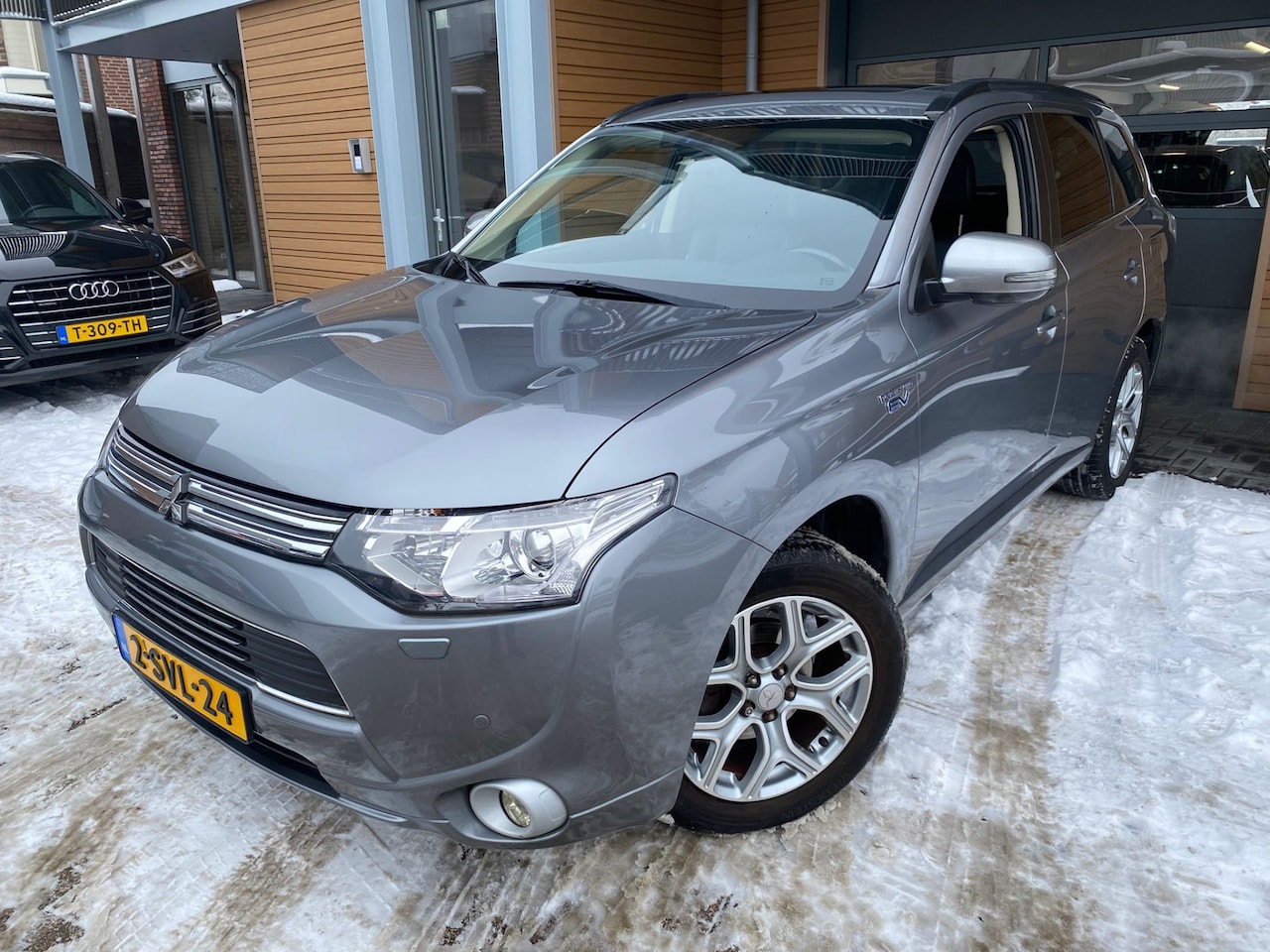 Mitsubishi Outlander - 2.0 PHEV Instyle | Leder | Schuifdak | Trekhaak - AutoWereld.nl