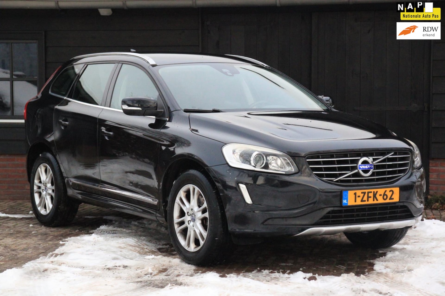 Volvo XC60 - 2.0 D4 FWD Summum Xenon/Leer/Navigatie/Parkeersensor/Trekhaak - AutoWereld.nl