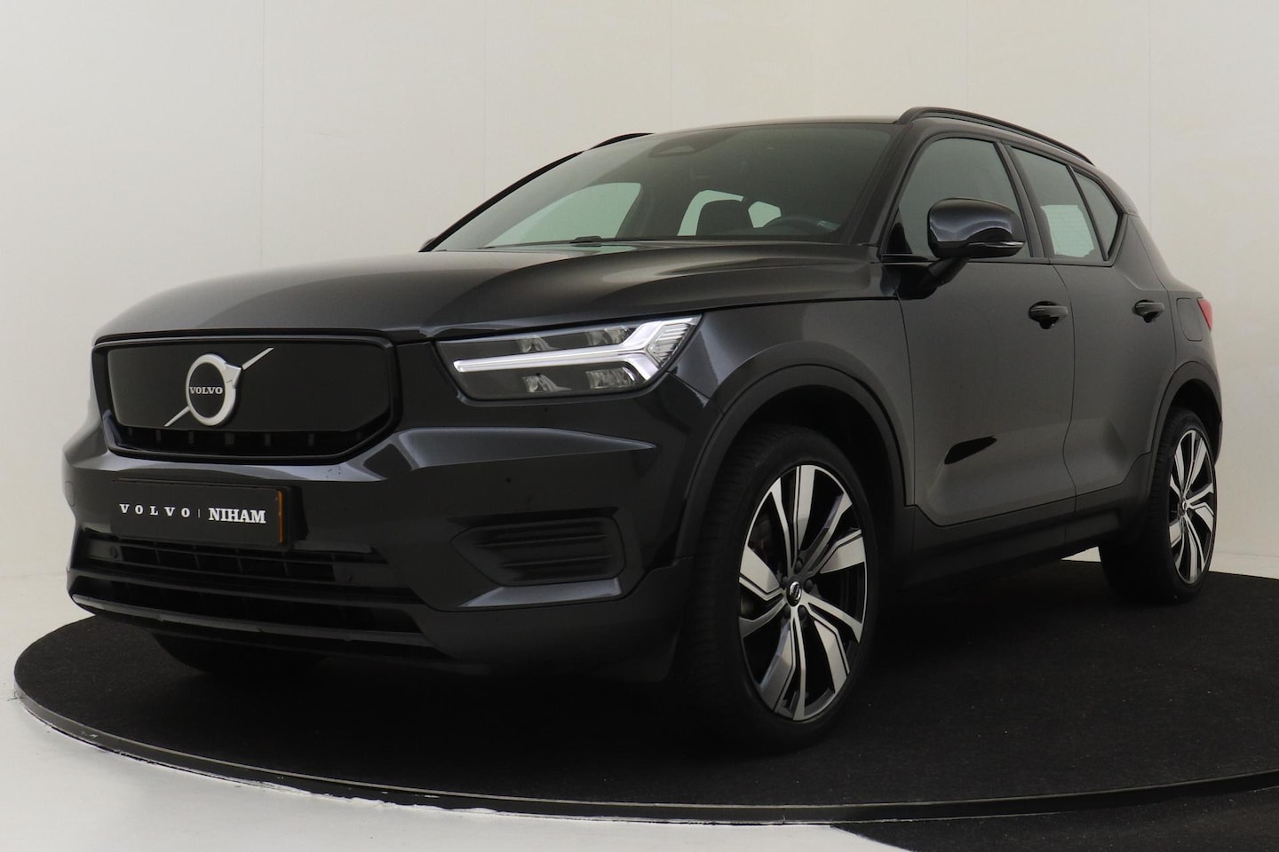 Volvo XC40 - RECHARGE SINGLE MOTOR PLUS -CLIMATE|BLIS|CAMERA|KEYLESS|WARMTEPOMP|20" - AutoWereld.nl