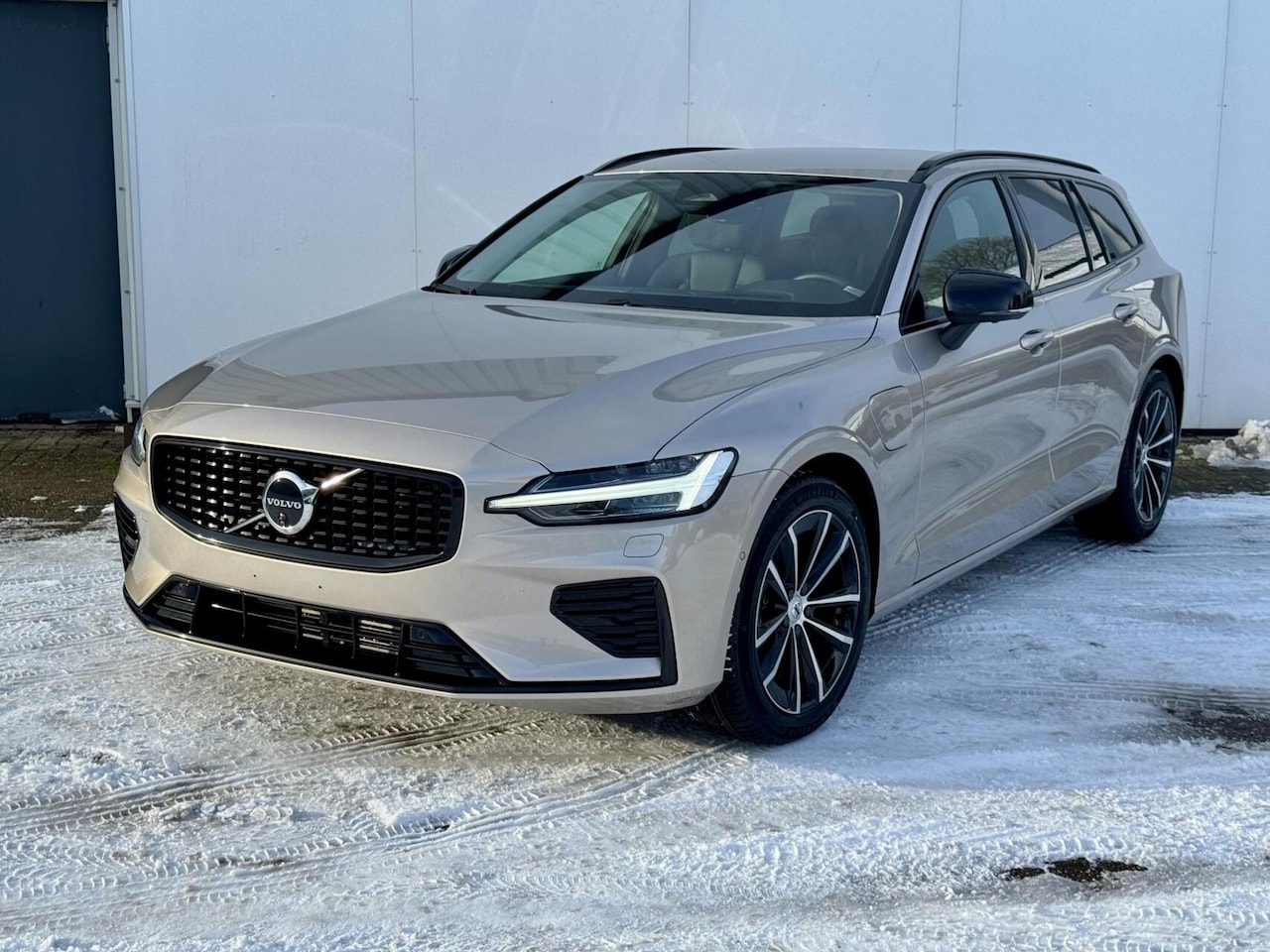 Volvo V60 - T6 Plug-in hybrid AWD Plus Dark|Head-up|360 Camera|HK-audio|ACC|BLIS - AutoWereld.nl
