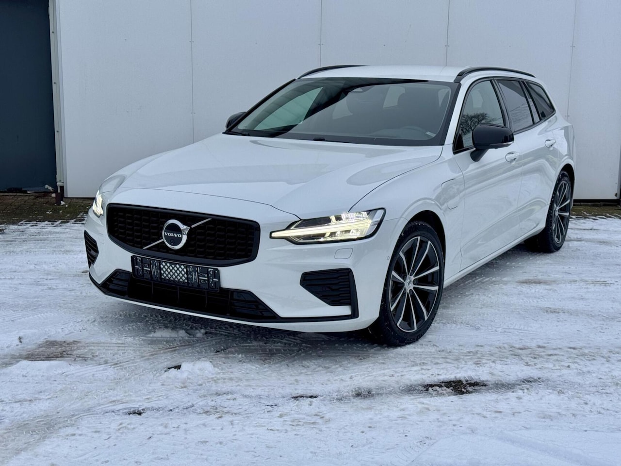 Volvo V60 - T6 Plug-in hybrid AWD Plus Dark|Head-up|360 Camera|HK-audio|ACC|BLIS - AutoWereld.nl