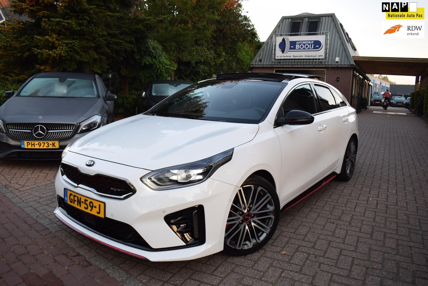 Kia Pro cee'd - 1.6 T-GDI GT 204 PK AUTOM PANO DAK/ADAP CRUISE/NAVI/AIRCO-ECC/PDC V+A/CAMERA/XENON/BLUETOO - AutoWereld.nl