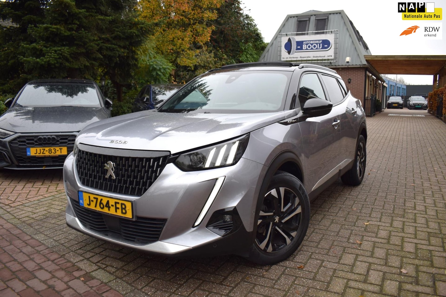 Peugeot 2008 - 1.2 PureTech GT-Line AUTOM AIRCO-ECC/NAVI/PANO DAK/CRUISE/SFEERVERL/TREKH/NL-AUTO/XENON LE - AutoWereld.nl