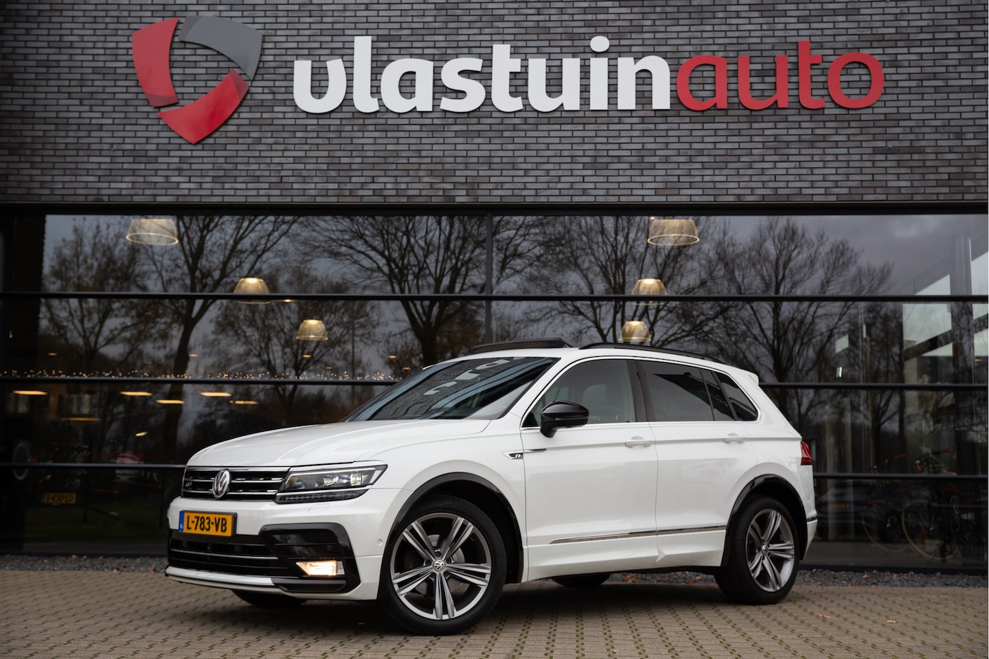 Volkswagen Tiguan - 1.4 TSI ACT R-line , Panoramadak, Trekhaak, - AutoWereld.nl