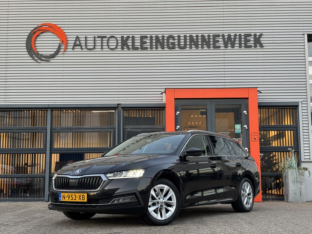 Skoda Octavia Combi - 1.0 e-TSI Business Edition / Trekhaak / Elektrische Achterklep / Verwarmbare Stoelen / - AutoWereld.nl