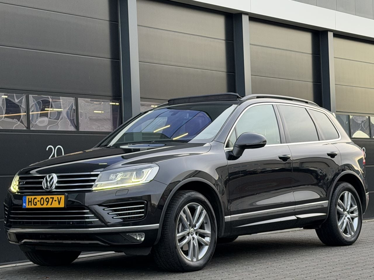 Volkswagen Touareg - 3.0 TDI R-Line Pano Camera Euro-6 - AutoWereld.nl
