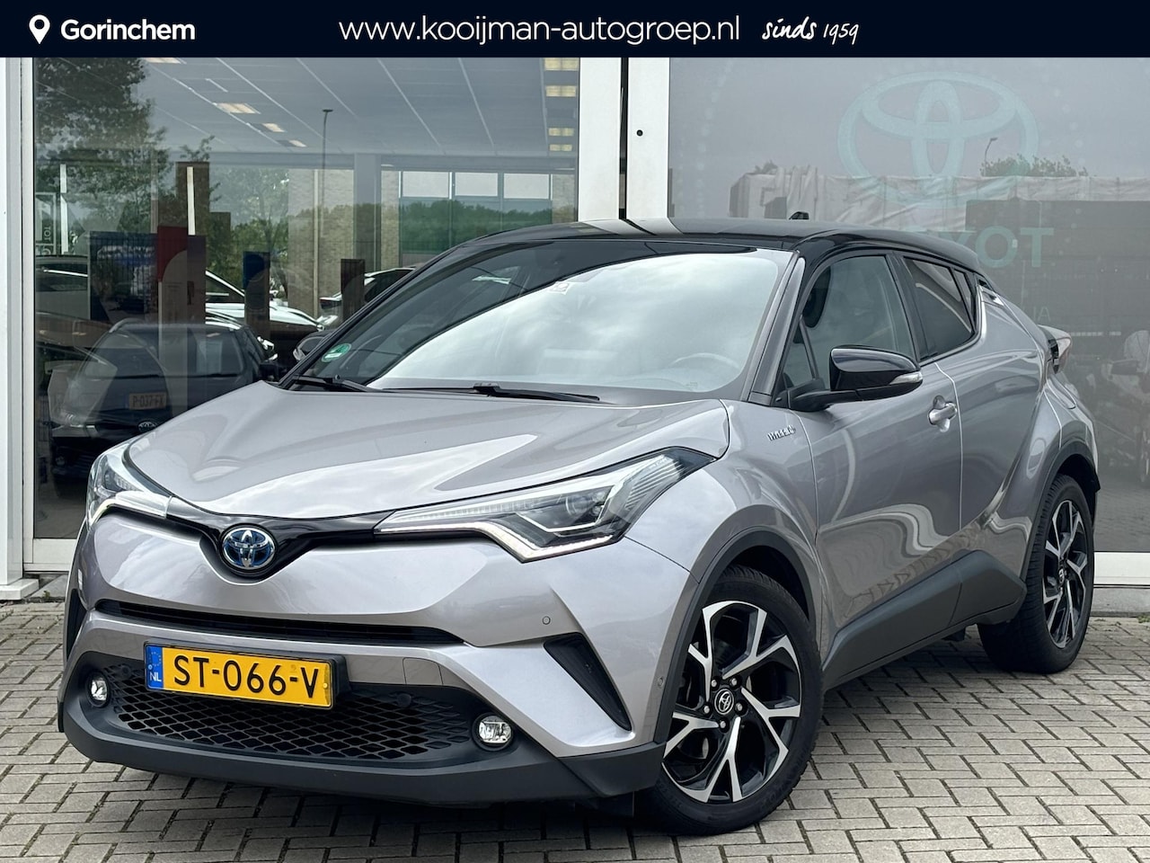 Toyota C-HR - 1.8 Hybrid Bi-Tone | Leder | Stoelverwarming | Zomer + winterbanden | Parkeersensoren voor - AutoWereld.nl