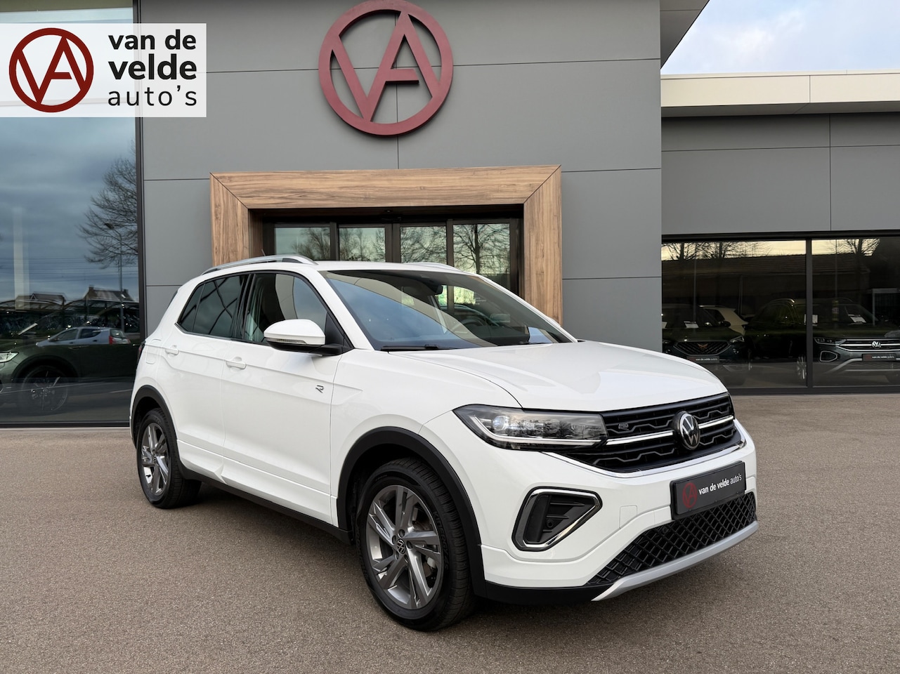 Volkswagen T-Cross - 1.0 TSI DSG R-Line | Camera | Trekhaak | Led gril | 4-season | Carplay | Rijklaar incl. ga - AutoWereld.nl