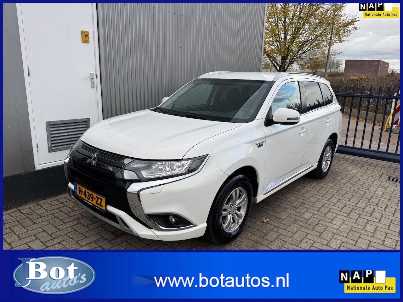 Mitsubishi Outlander - 2.4 PHEV Pure / 1E EIGENAAR / AIRCO / CRUISE / PARKEERSENSOREN / TREKHAAK / CAMERA / APPLE - AutoWereld.nl