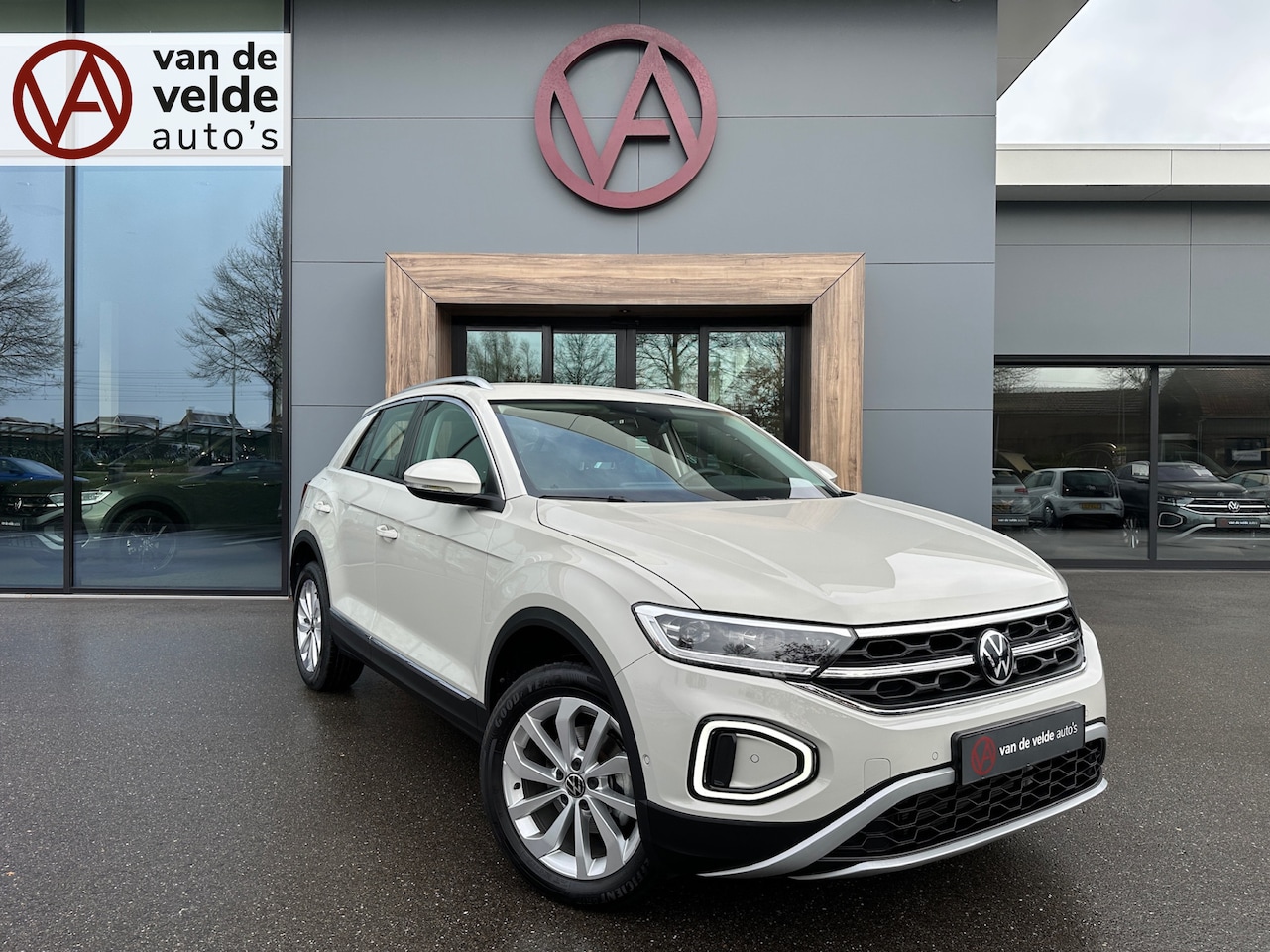 Volkswagen T-Roc - 1.5 TSI 150pk DSG Style Carplay | Camera | Keyless | Elek. Achterklep | Rijklaar incl. gar - AutoWereld.nl