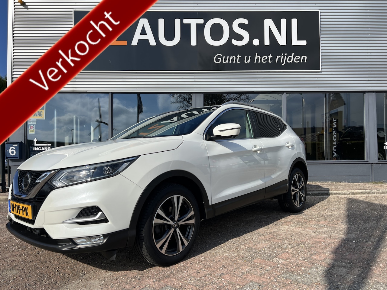 Nissan Qashqai - 1.2 N-Connecta Pano/Navi/Camera/Trekhaak - AutoWereld.nl