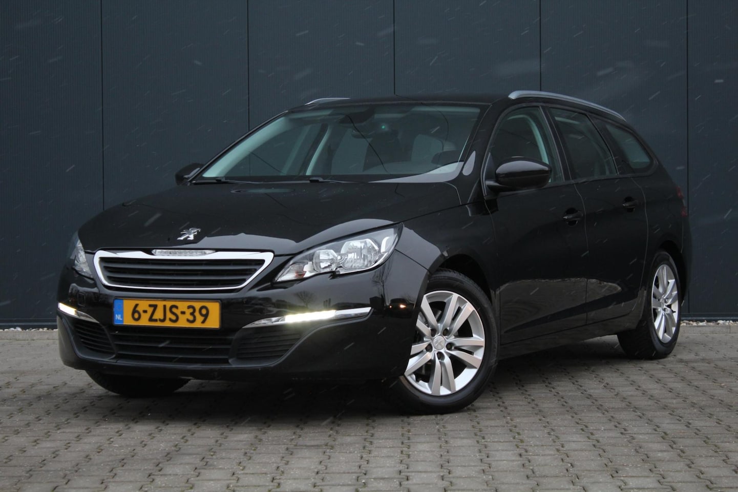 Peugeot 308 SW - 1.2 e-THP Allure | Trekhaak | Panoramadak | Navigatie | Clima / Cruise control | PDC | NAP - AutoWereld.nl