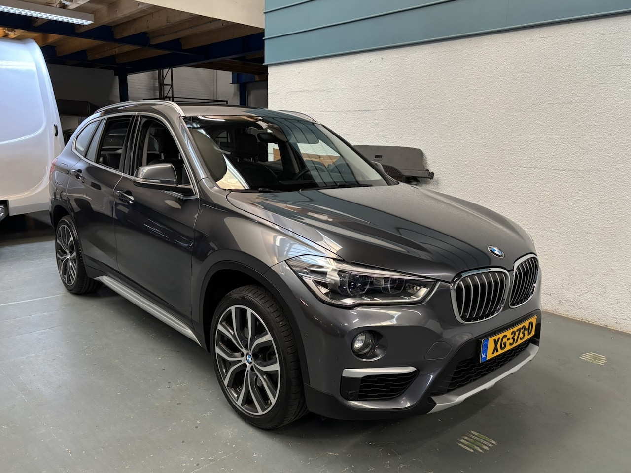 BMW X1 - sDrive20i Orange Edition II Leder HeadUp PDC camera - AutoWereld.nl