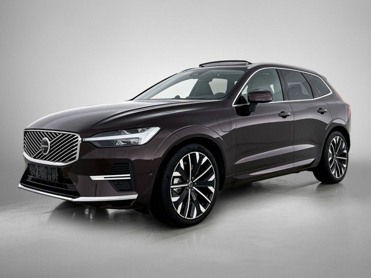 Volvo XC60 - Ultra Bright Recharge Plug-In Hybrid AWD | Panorama dak | Bowers - AutoWereld.nl