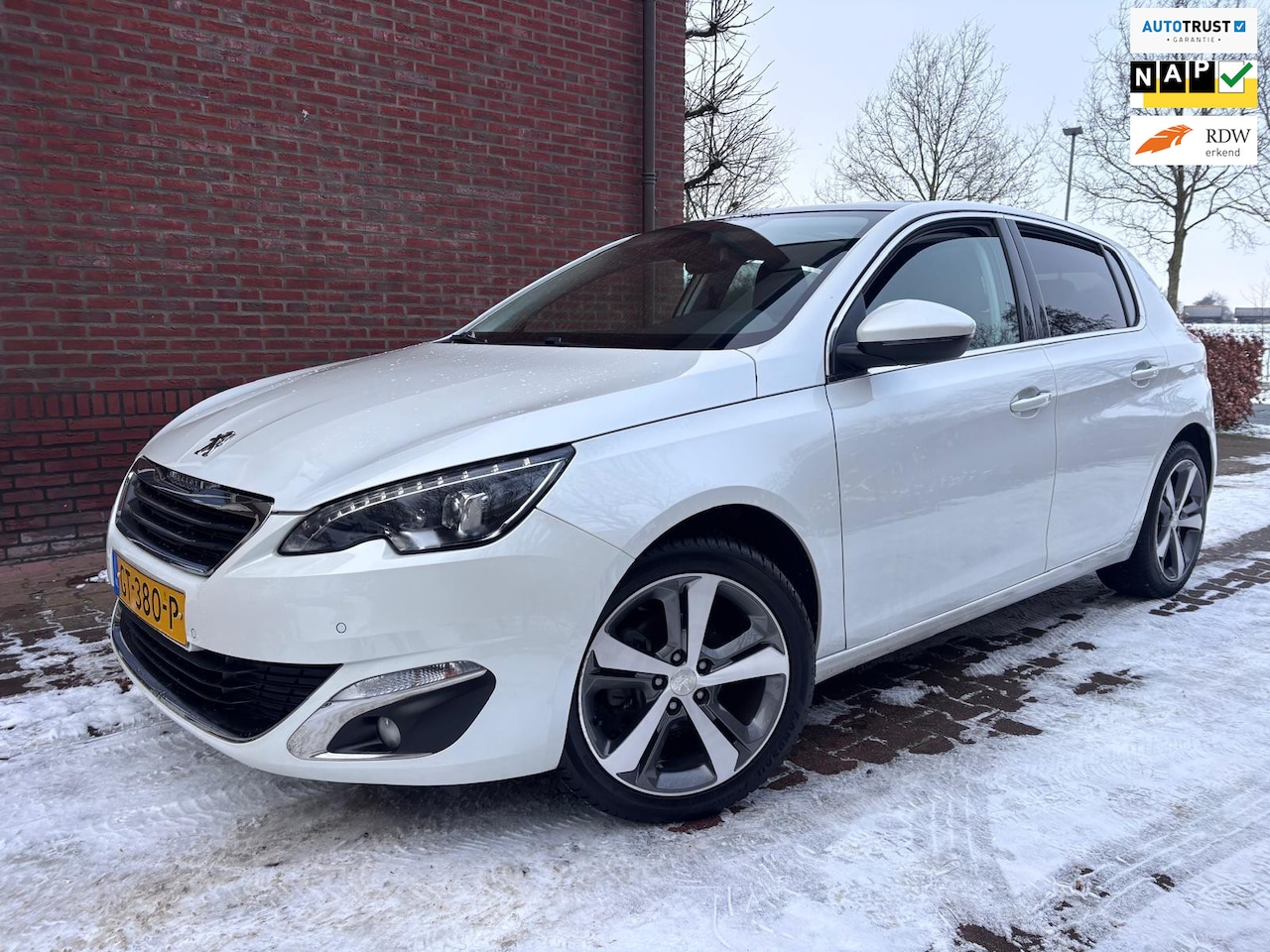 Peugeot 308 - 1.2 PureTech Allure Panoramdak! - AutoWereld.nl