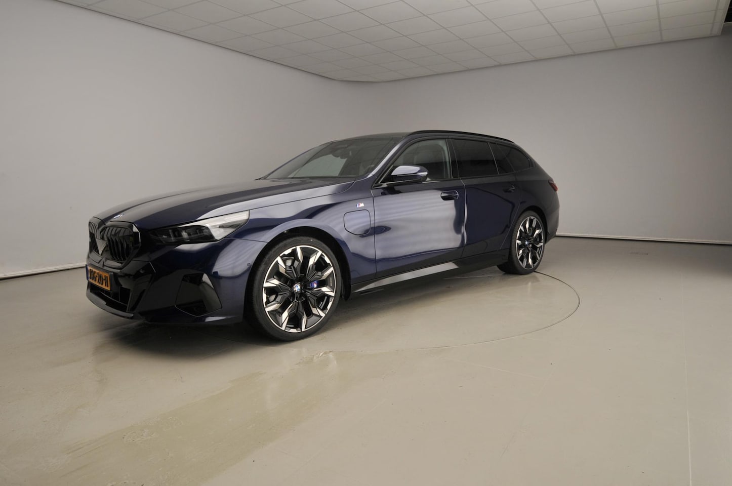 BMW 5-serie Touring - 550e xDrive M-Sportpakket Pro / Panoramadak / Driving assist professional / Bower & Wilken - AutoWereld.nl