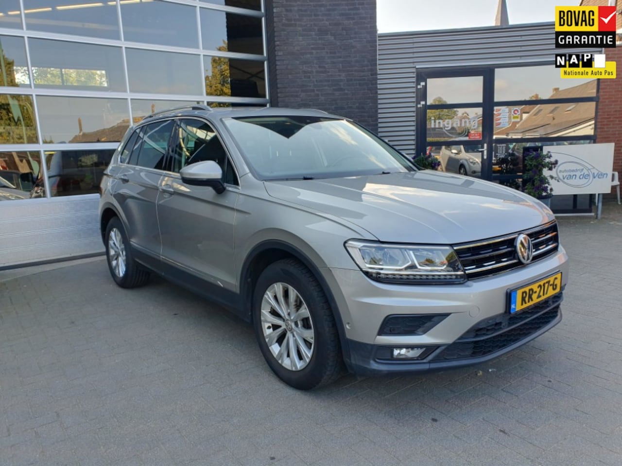 Volkswagen Tiguan - 1.4 TSI 125PK ,Comfortline Business, camera, zwenkbare trekhaak, pdc, app connect - AutoWereld.nl