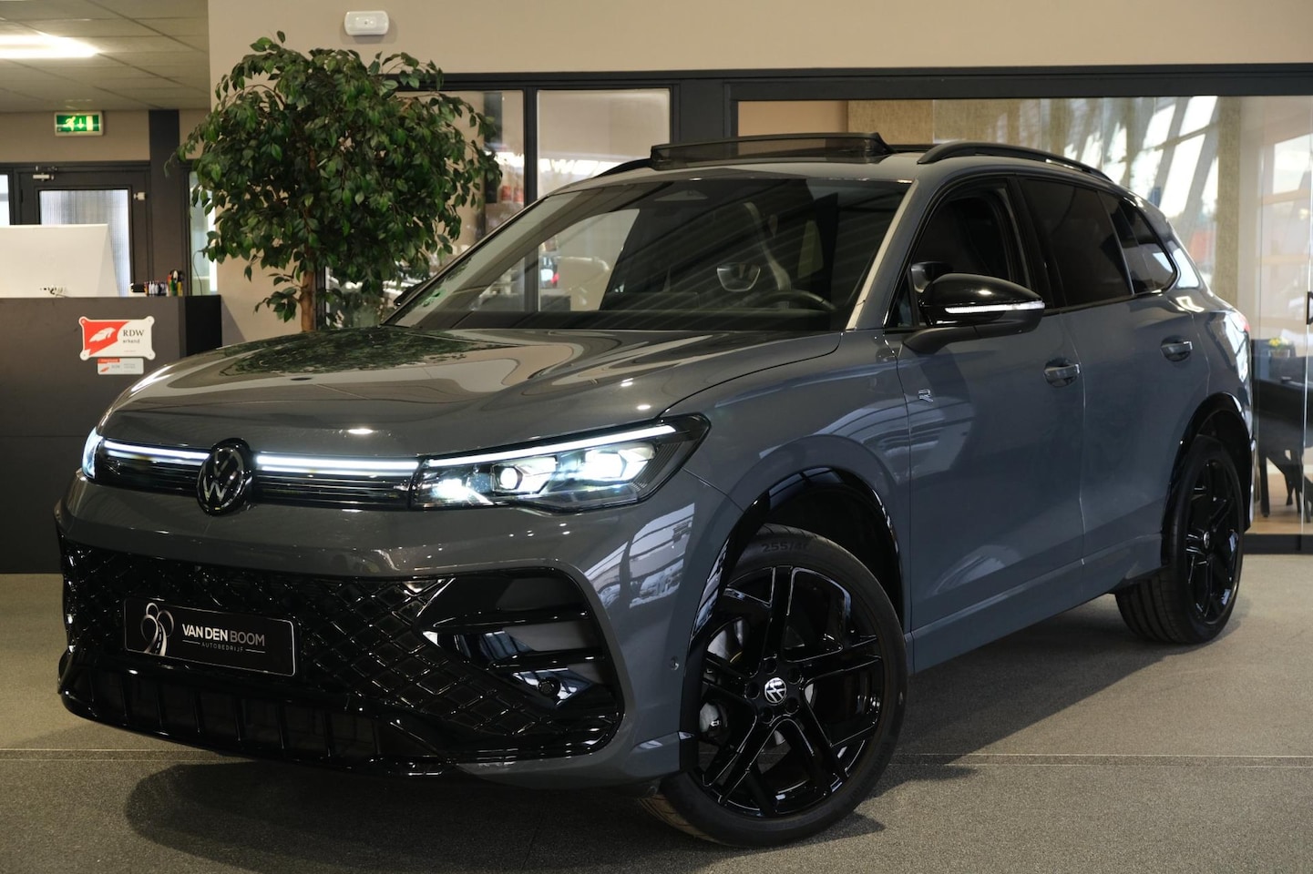 Volkswagen Tiguan - 1.5 eTSI 3x R-Line 150PK Pano Trekhaak 360Cam IQ Light Keyless - AutoWereld.nl