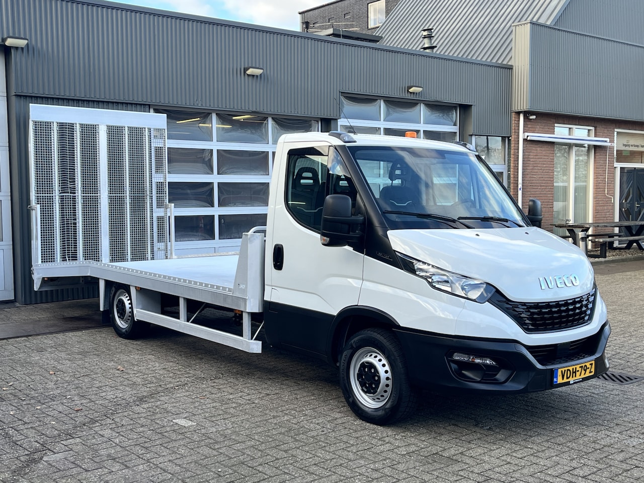 Iveco Daily - 35S14 2.3 Autotransporter Tijhof 5.14 M Airco Cruise controle 3500kg Trekhaak 1145kg Laadv - AutoWereld.nl