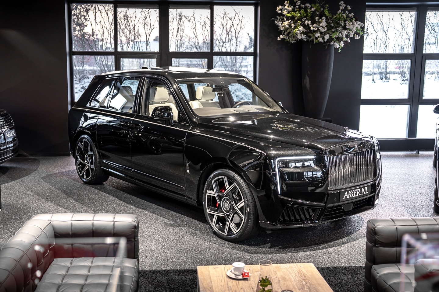 Rolls-Royce Cullinan - Series 2 Black Badge | Bespoke Audio | 23 Inch | Massage | Stitching - AutoWereld.nl