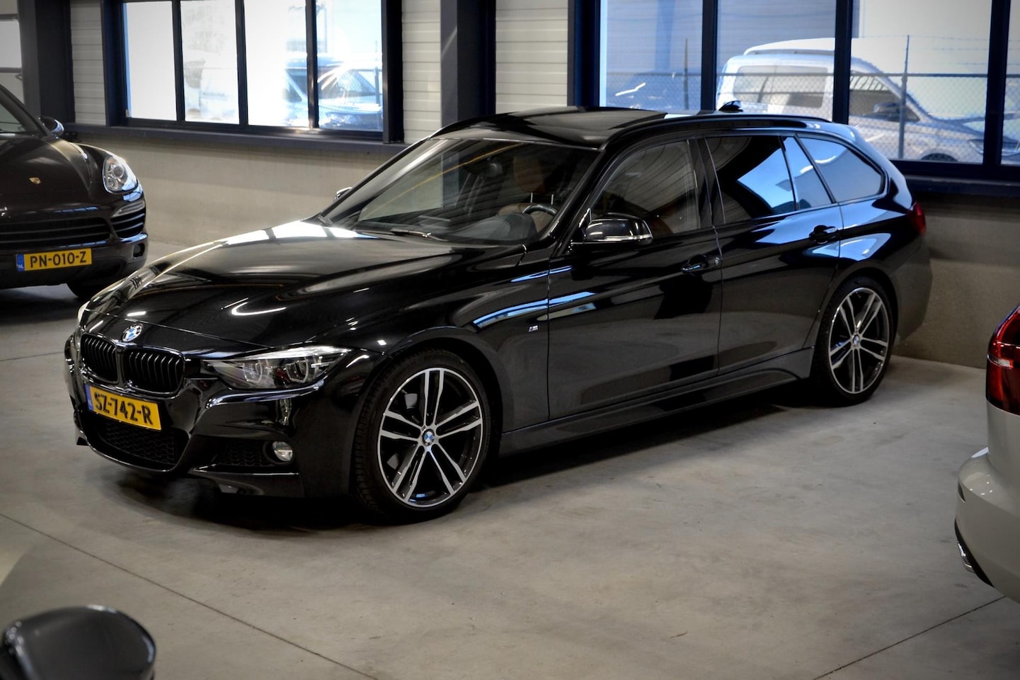 BMW 3-serie Touring - 320i M Sport / Panoarama / Leder / NL Auto / 19 Inch / Shadowline - AutoWereld.nl