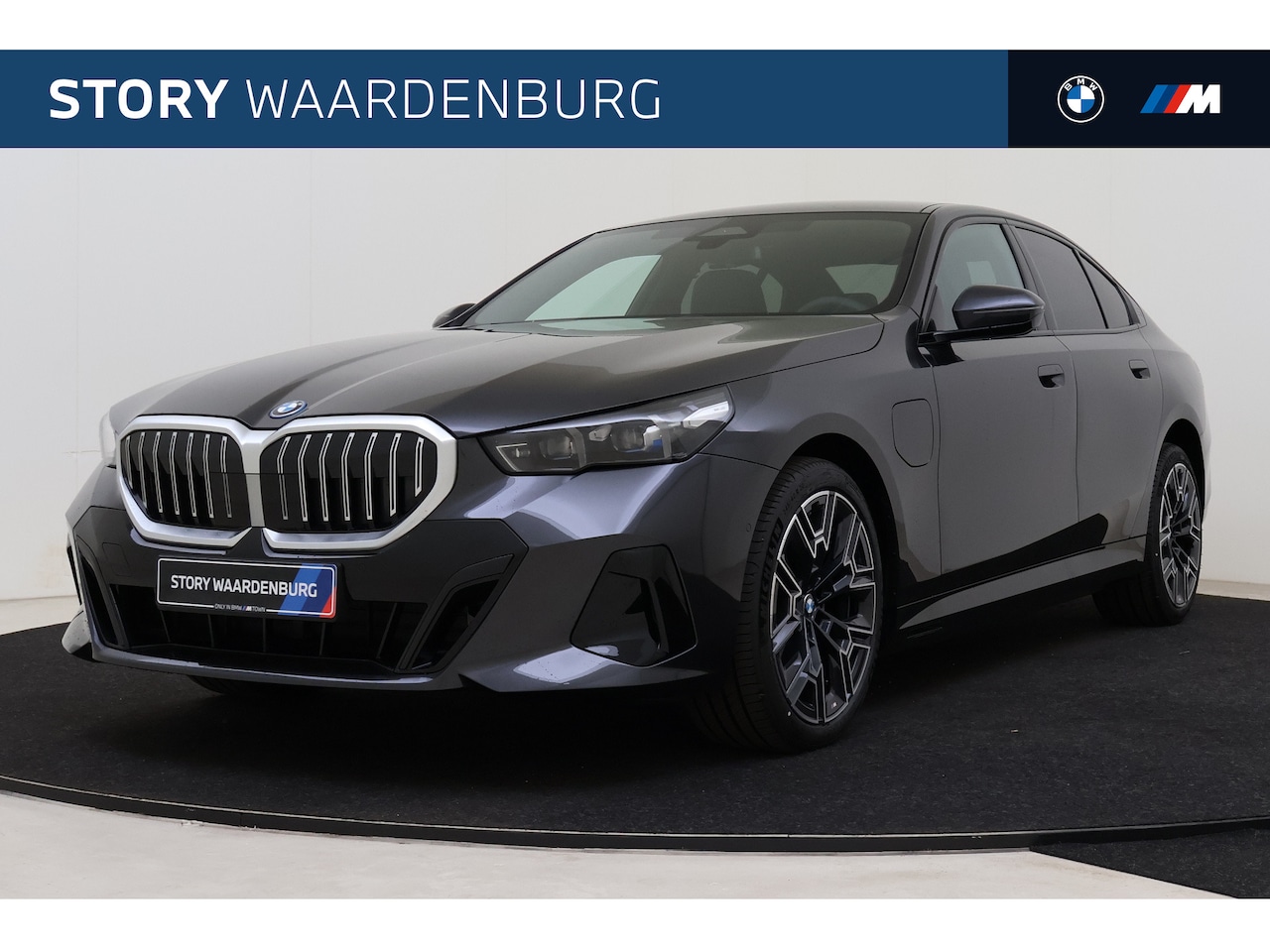 BMW 5-serie - 530e M Sport Automaat / Panoramadak / Trekhaak / Adaptieve LED / Achteruitrijcamera / Park - AutoWereld.nl
