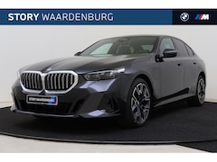 BMW 5-serie - 530e M Sport Automaat / Panoramadak / Trekhaak / Adaptieve LED / Achteruitrijcamera / Park