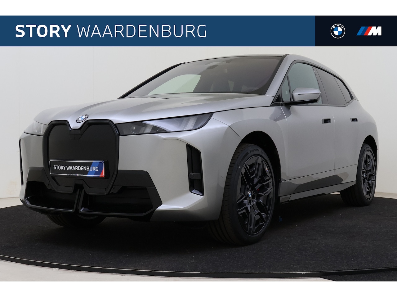 BMW iX - xDrive45 M Sport / Panoramadak Sky Lounge / Trekhaak / M Multifunctionele Stoelen / Parkin - AutoWereld.nl