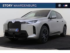 BMW iX - xDrive45 M Sport / Panoramadak Sky Lounge / Trekhaak / M Multifunctionele Stoelen / Parkin