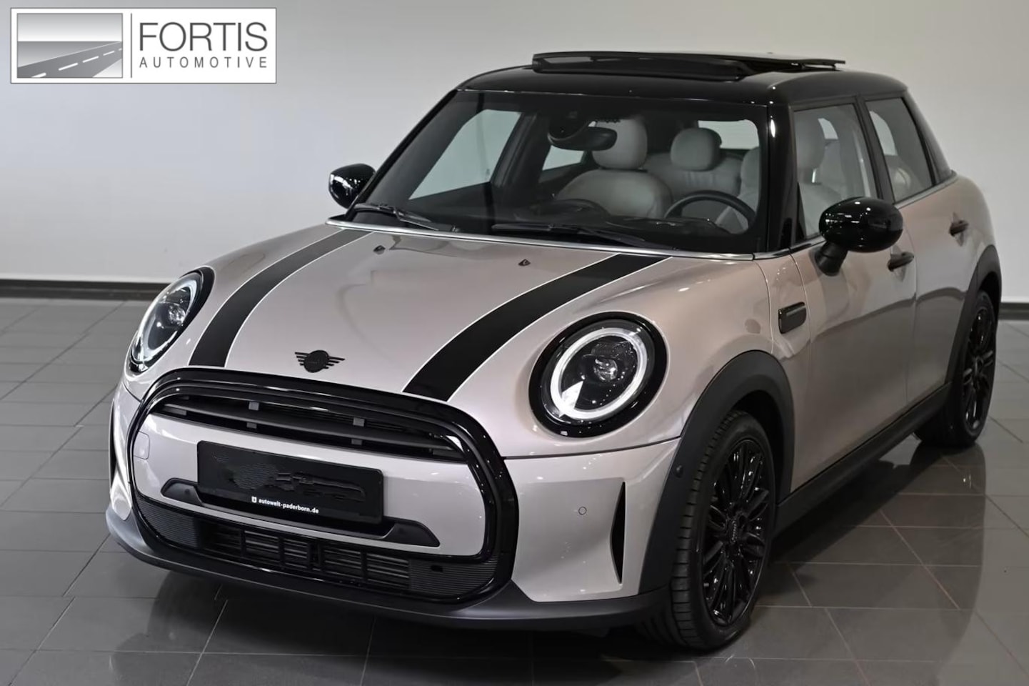 MINI Cooper - 1.5 Yours 5-DRS ** LED, VIRTUAL, CHESTER LEDER, PANORAMA, CAMERA, HuD, 17-inch LMV ** 1e E - AutoWereld.nl
