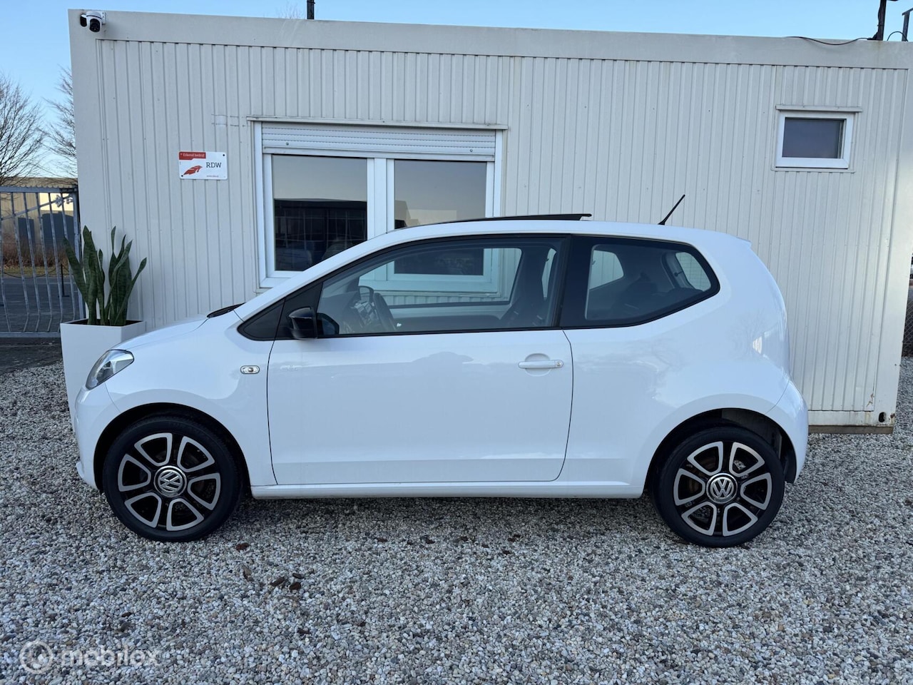 Volkswagen Up! - 1.0 High UP Panoramadak Airco CUP EDITIE - AutoWereld.nl